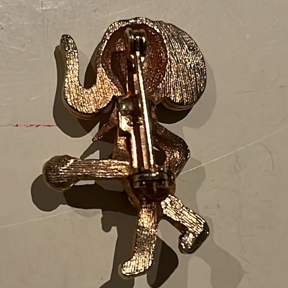 Mid Century Brooch or Pin Elephant Wearing Boxing Gloves Gold Tone, Rhinestones - Picture 4 of 7